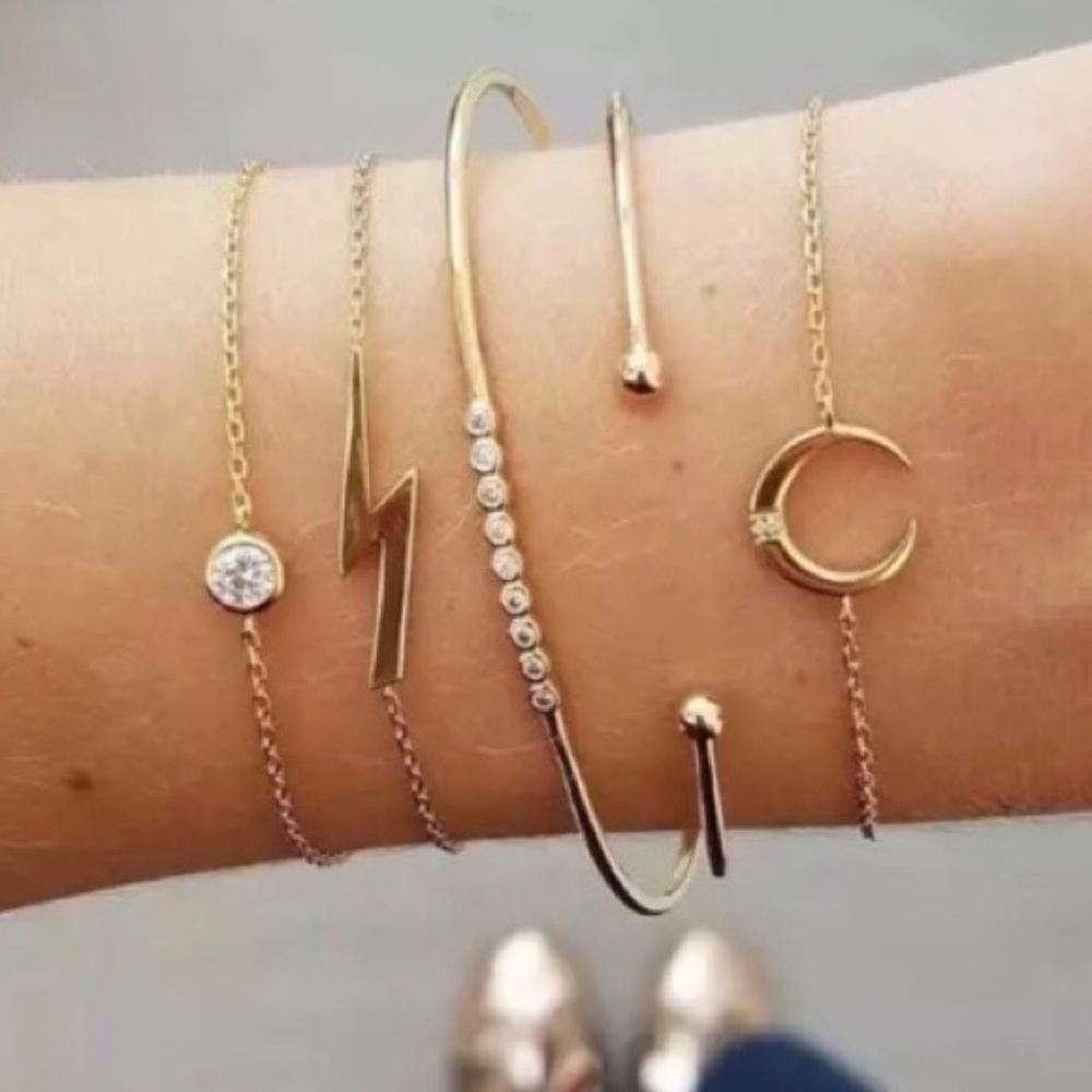 Set of 5 bracelets in gold, moon lighting.
